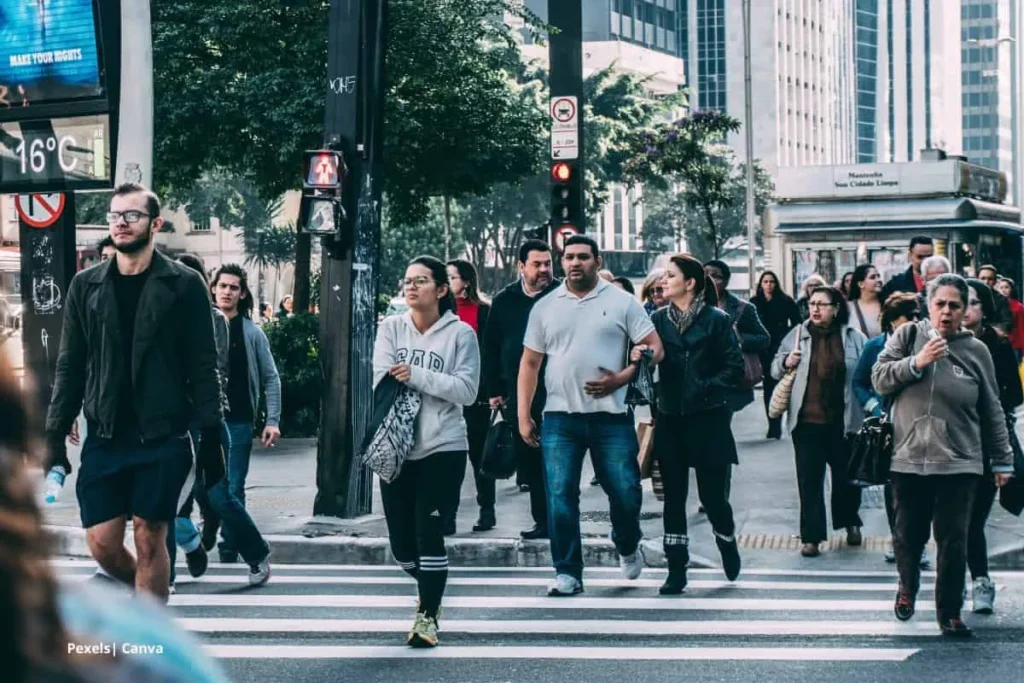 Personas cruzando una calle en la ciudad ilustrando los beneficios de caminar 10 minutos.