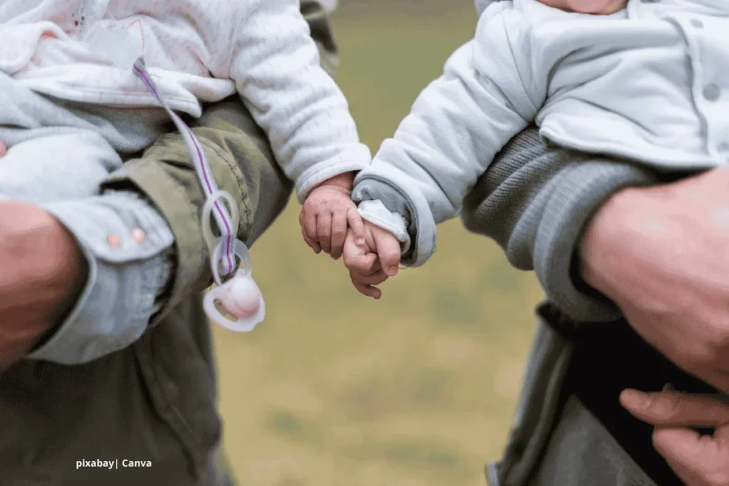 Manos de dos bebes juntas, relacionado con el síndrome de la niñera en niños pequeños.