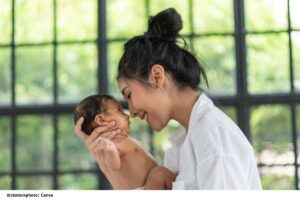 Cómo cargar a un recién nacido: guía práctica para madres y padres