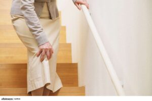 Dolor de rodilla al bajar escaleras: 7 claves efectivas para prevenirlo