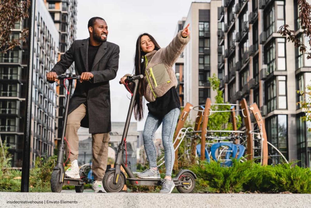 movilidad sostenible, Dos personas subidas en patinetas para ir a su destino, Más Bienestar