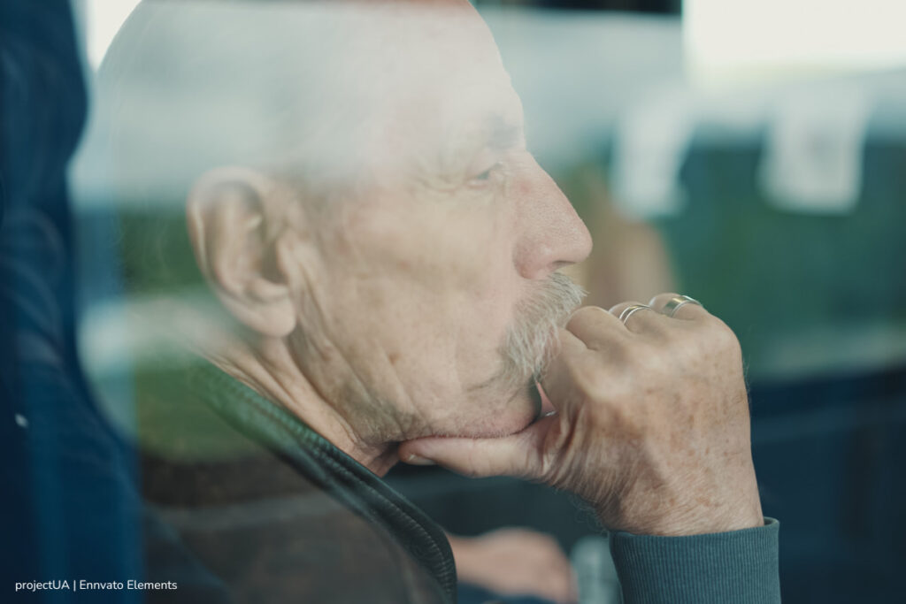 beneficios de caminar, Alzheimer, Hombre pensando y reflexionando, Más Bienestar