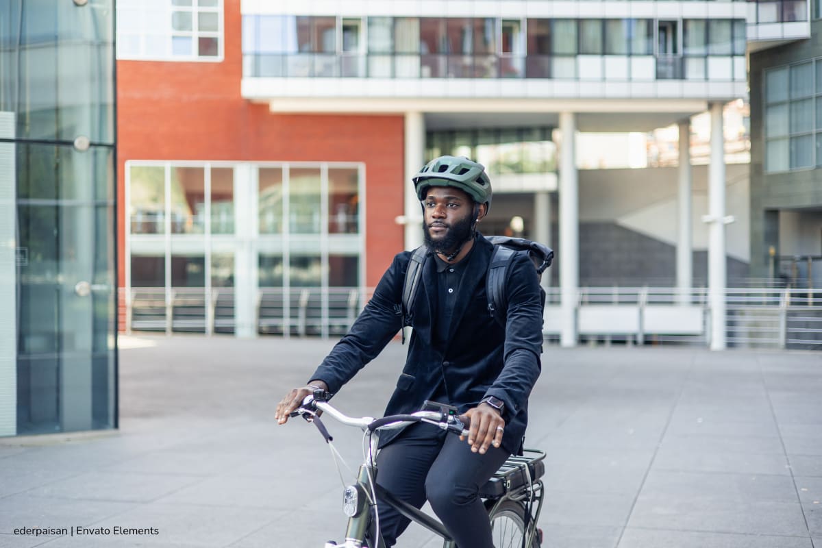 movilidad sostenible, Hombre utilizando bicicleta para ir a su trabajo, Más Bienestar