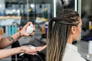 cuidado del cabello, Mujer aplicando productos sobre cabello de clienta, Más Colombia