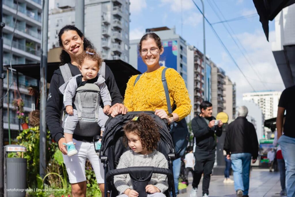 movilidad sostenible, Mujeres caminando para contribuir a la movilidad sostenible, Más Bienestar
