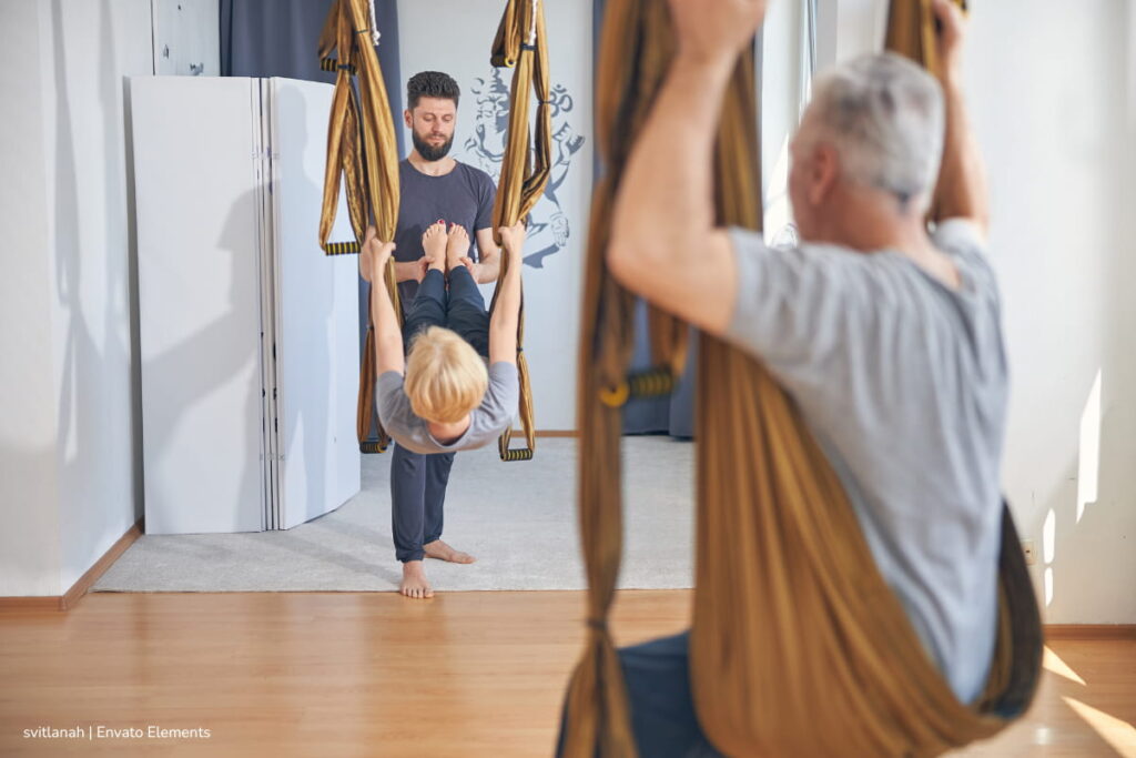mejorar la flexibilidad, Personas de la tercera edad siendo muy flexibles, Más Bienestar