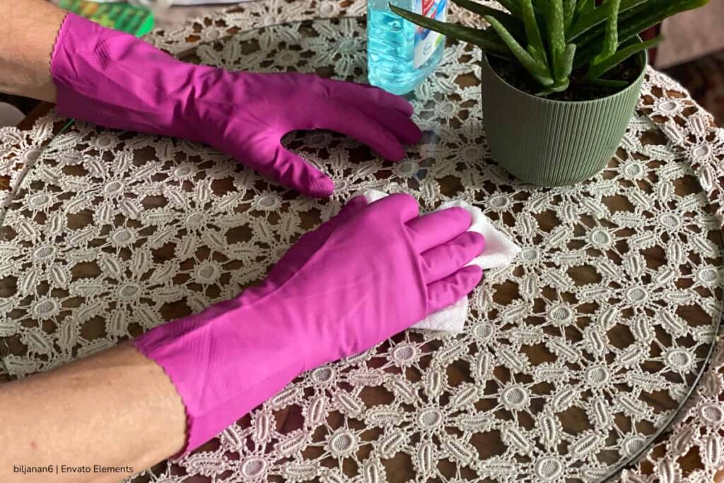 hábitos antihigiénicos en el hogar, Persona haciendo aseo en su hogar, Más Bienestar