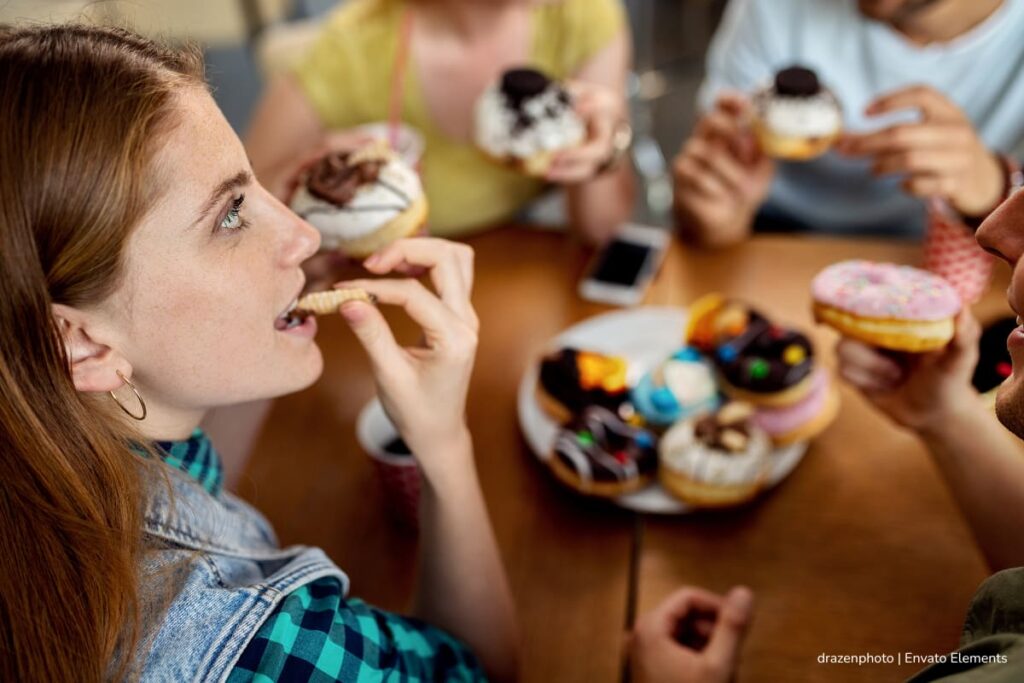 antojos de dulce, persona comiendo dulces, Más Bienestar