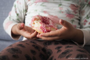 obesidad infantil, niño comiendo dona dulce, Más Bienestar