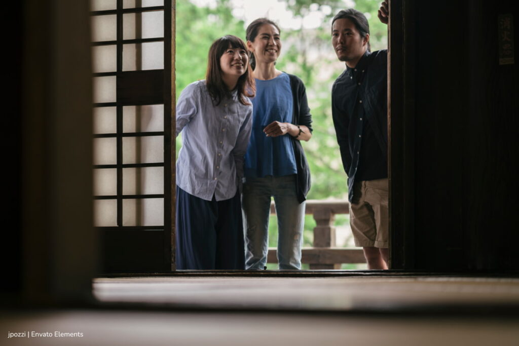 quitarse los zapatos en casa, genkan japonés, personas afuera de genkan japonés Más Bienestar