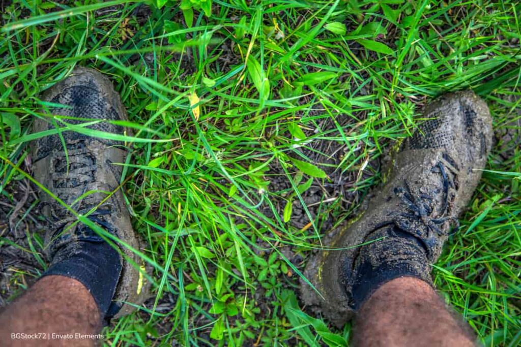 quitarse los zapatos en casa, genkan japonés, tenis sucios y embarrados, Más Bienestar
