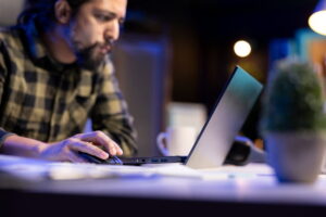 apuestas online, hombre haciendo apuestas online, Más Colombia